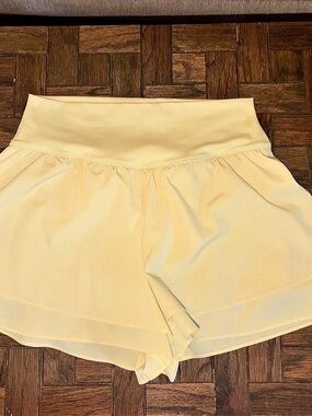 Yogalicious Lights, Stay Put 2-in-1 Short Yellow Athletic Shorts Size XL sport